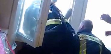 رجل إطفاء ينقذ شخص حاول الانتحار بطريقة مذهلة