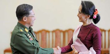 قائد الجيش في ميانمار مين أونج هلاينج مع مستشارة البلاد