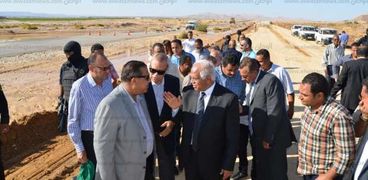 بالصور| وزير النقل ومحافظ قنا يتفقدان طريق سوهاج الصحراوي الشرقي