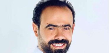 الدكتور نور الدين مصطفى، عضو الكونجرس العالمي لزراعة الأسنان بجامعة نيويورك، وعضو الجمعية الأمريكية لتجميل الأسنان