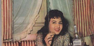 الفنانة نعيمة عاكف