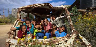 مخيمات وليالٍ وأطفال يلعبون "الحجلة".. مشاهد من غزة بعدسة الشهيد مرتجي