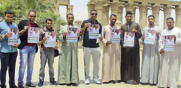 شباب الأقصر يدعمون حسن عامر بسلسلة بشرية أمام المعبد