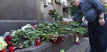 بالصور| وضع أكاليل الزهور أمام السفارة الفرنسية في أوكرانيا تكريما لضحايا "نيس"