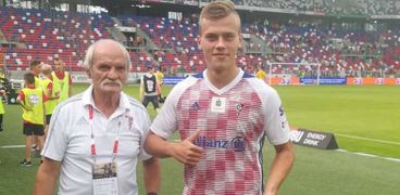 «دجاجة حية» جائزة أفضل لاعب في بولندا