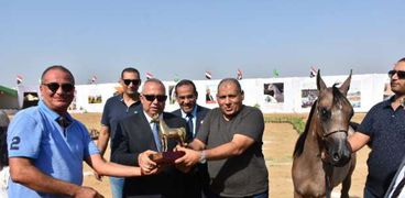 محافظ الشرقية يهنيء الفائزين في مسابقة اليوم الأول لمهرجان الخيول العربية