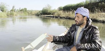 «أحمد» يشير إلى مصب الرهاوى فى النيل