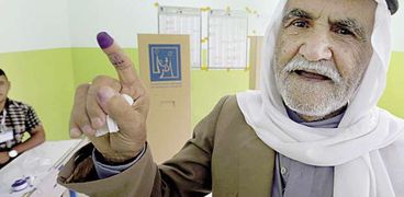 مواطن عراقى بعد الإدلاء بصوته فى الانتخابات  «أ.ف.ب»