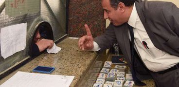 محافظ الإسكندرية يسأل موظفة التموين عن بطاقته