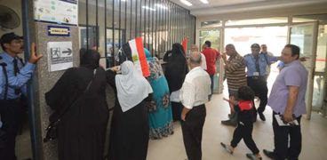 مواطنو بورسعيد خلال الإقبال على المستشفيات لتسجيل أسمائهم فى المنظومة