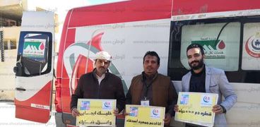 جانب من أعضاء جمعية اصدقاء مرضى الكلى بمطروح خلال حملتهم لحث المواطنين على التبرع بالدم فى مدينة الضبعة