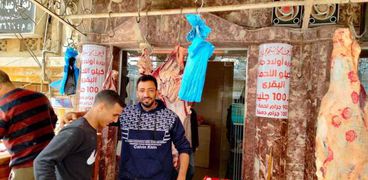 أحد الجزارين بمطروح يخفض سعر اللحمة البقري في رمضان إلي 100 جنية للكيلو