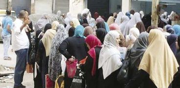 طوابير السيدات أمام منفذ توزيع الخضراوات التابع لقائمة «فى حب مصر»