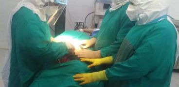 ولادة قيصرية ناجحة لمصابة كورونا بمستشفى الوقف بقنا (صور)
