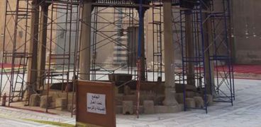 فك السقالات من على قبة الفوارة بجامع السلطان حسن بعد الانتهاء من أعمال الترميم
