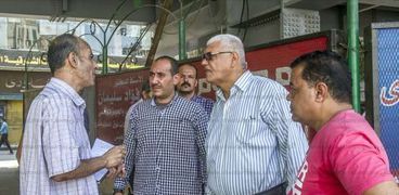محرر "الوطن" مع المهندس احمد عبدالهادي نائب رئيس الحي اثناء اعمال صيانة كوبري الدقي