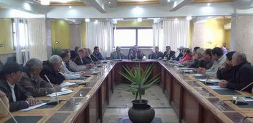 رئيس مدينة منوف يجتمع بمديري الإدارات ويؤكد" القانون هو المحرك الأساسي