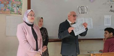 محافظ بورسعيد خلال تفقد الأعمال الامتحانية