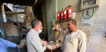 محافظ الفيوم يأمر بتحرير محضر لمستشفى ألقى مخلفات طبية بالشارع