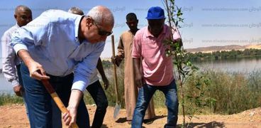 محافظ أسوان يزرع أول شجرة في طريق كورنيش النيل الجديد.