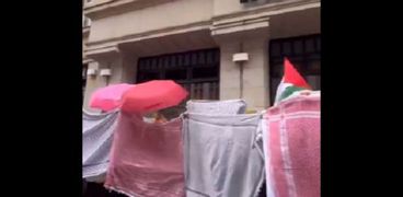 طلاب أقدم جامعة في برلين يرفعون الشال الفلسطيني في وجه الشرطة الألمانية