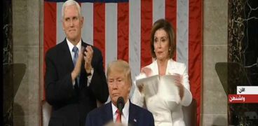 نانسي بيلوسي رئيسة مجلس النواب تمزق خطاب الرئيس الأمريكي دونالد ترامب