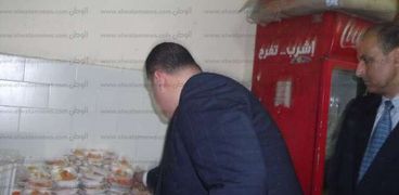صورة المستشار وائل مكرم، محافظ الفيوم ، خلال فحص بعض الأغذية في معامل مطاعم المدينة