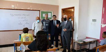 محافظ جنوب سيناء يتفقد لجنة مدرسة الرسمية للغات بشرم الشيخ