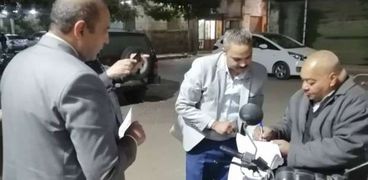 رئيس لجنة انتخابية بالجيزة ينزل الشارع لمواطن حتى يدلي بصوته لظروفه