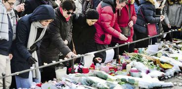 فرنسيون يضيئون الشموع تحية لضحايا «ستراسبورج» «أ.ف.ب»