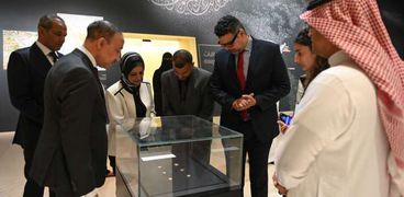 وفد رسمي من وزارة السياحة يزور معرض «شطر المسجد» بالسعودية