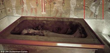 العثور على باب سري قد يقود لـ"مقبرة نفرتيتي".. ومؤرخ مصري: إشاعة