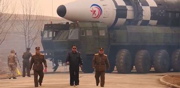 زعيم كوريا الشمالية يدشن أحد صواريخه الحديثة