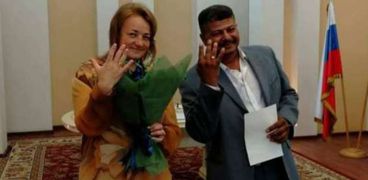 محمد شبانة وزوجته اوكسانا يوثقان زواجهما في السفارة