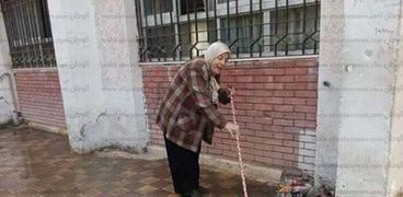 مديرة مدرسة ثانوي بالإسكندرية تجفف الفناء من مياه الأمطار