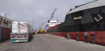 أعمال الشحن والتفريغ وحركة السفن بالموانئ البحرية