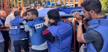 صحفيون في غزة يشيعون جثمان زميلهم