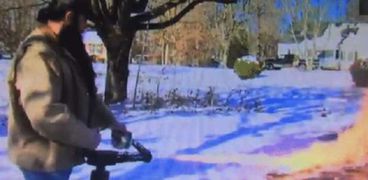 المواطن الأمريكي أثناء إزالته للثلج