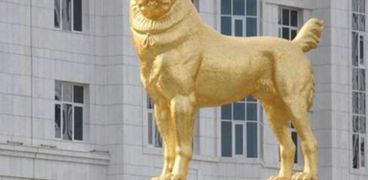 دولة آسيوية تكرّم كلبا بتمثال ذهبي