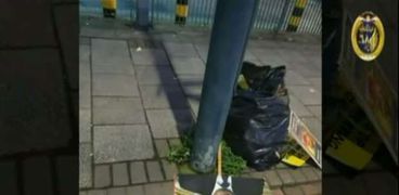 صورة من أعلام الإخوان أثناء تظاهرها في لندن بات مصيرها سلة القمامة