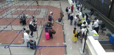 تطبيق الإجراءات الاحترازية بمطار القاهرة لمجابهة كورونا