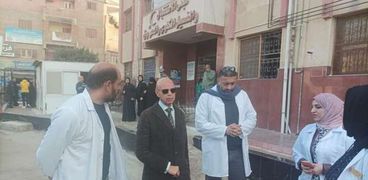 وكيل «صحة الشرقية» يزور طبيب اعتدى عليه أهل مريض بمستشفى أبو حماد المركزي