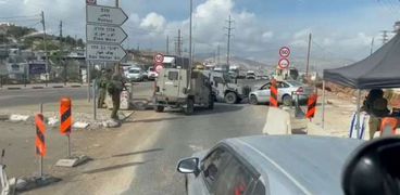 آلية عسكرية إسرائيلية تدفع مركبة فلسطيني ثم تنقلب معها