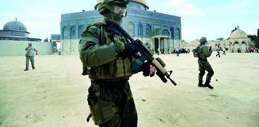 جنود من جيش الاحتلال ينتشرون فى محيط المسجد