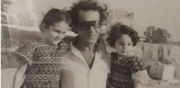 الفنان محمود ياسين مع أبنائه