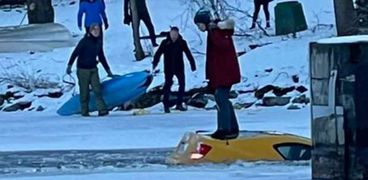 غرق سيارة في نهر الجليدي فى كندا