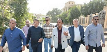 قيادات الإسكان يتفقدون مشروعات الزراعة بمدينة الشروق