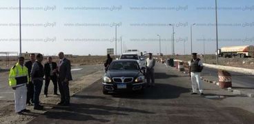اللواء مختار السنبارى مدير أمن مطروح خلال تفقدة كمين بطريق مطروح إسكندرية
