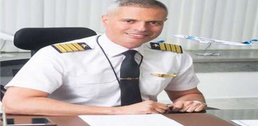 لطيار أحمد عادل رئيس مجلس إدارة الشركة القابضة لمصر للطيران