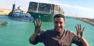 اسلام نجم رافعا يديه أمام السفينة الجانحة